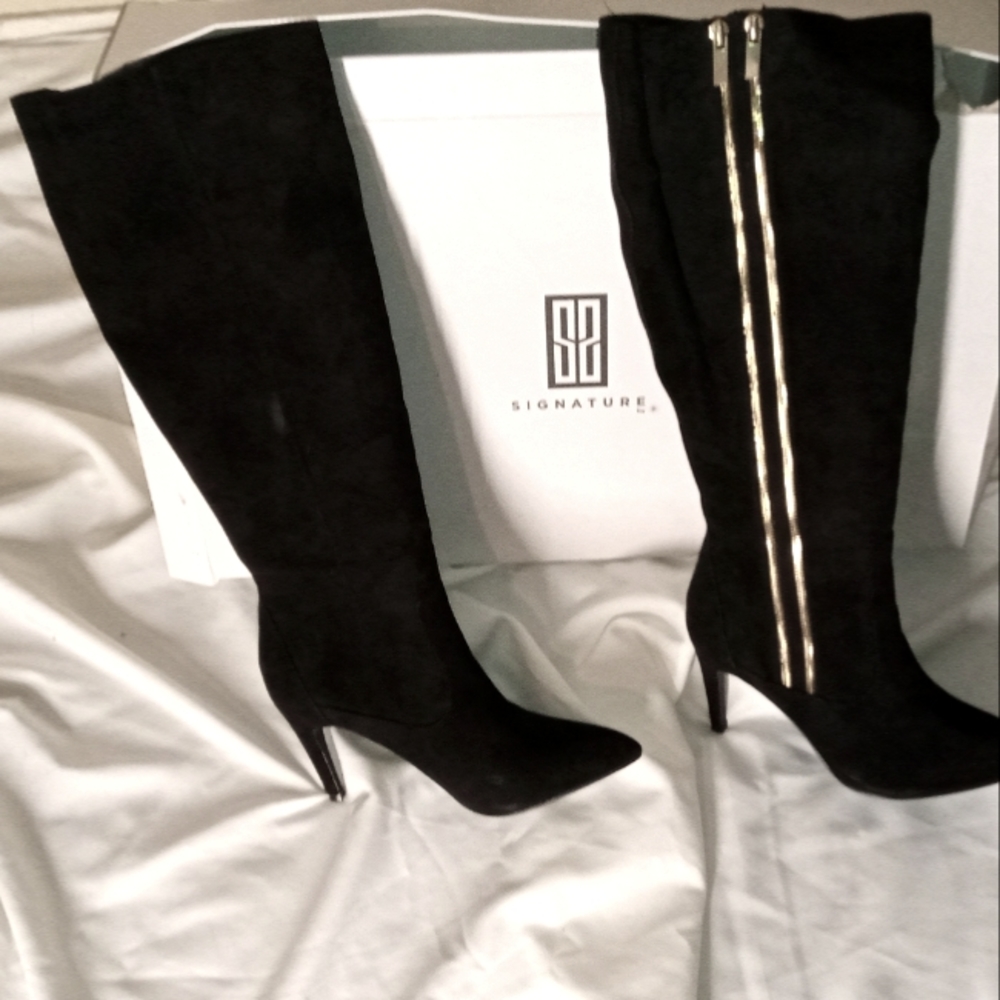 Signature Women Boots Size 9.5